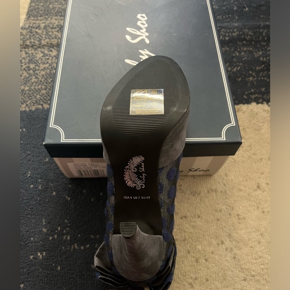 NIB 9 Ruby Shoo Katie Heels in Gray and Navy - Picture 5 of 5